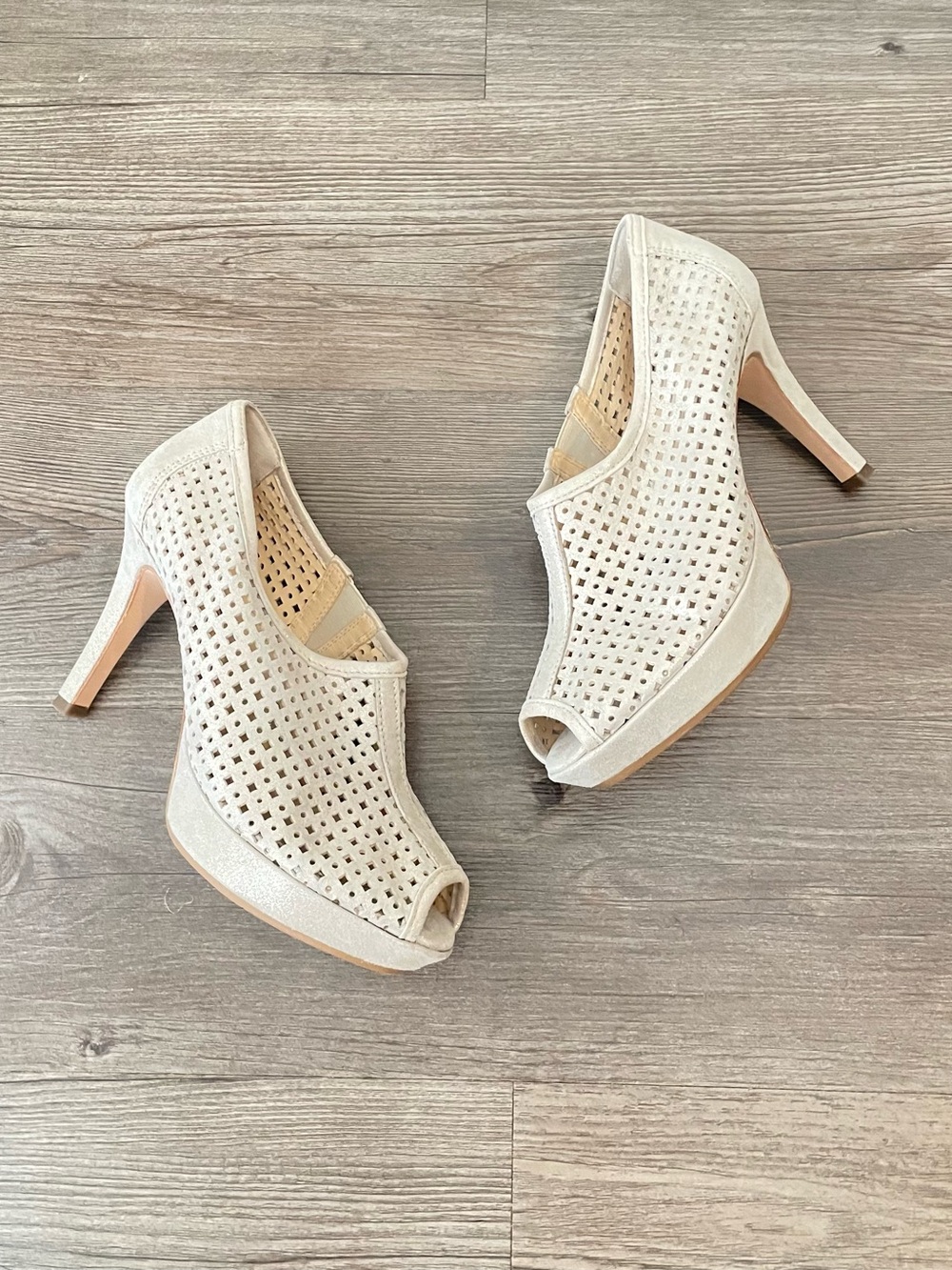 New Paul Green Perforated Leather Silver metallic peep toe Heels Sz 5